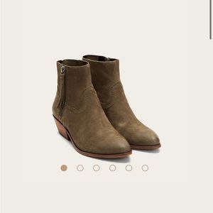 Frye Rubie Zip size 7